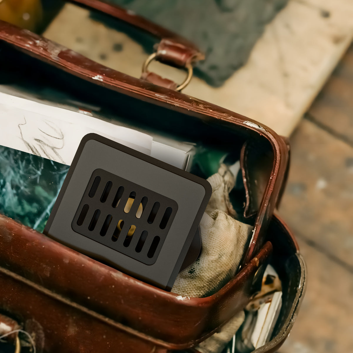 Opgevouwen Alpha Desk Companion in Obsidian Black in een leren tas