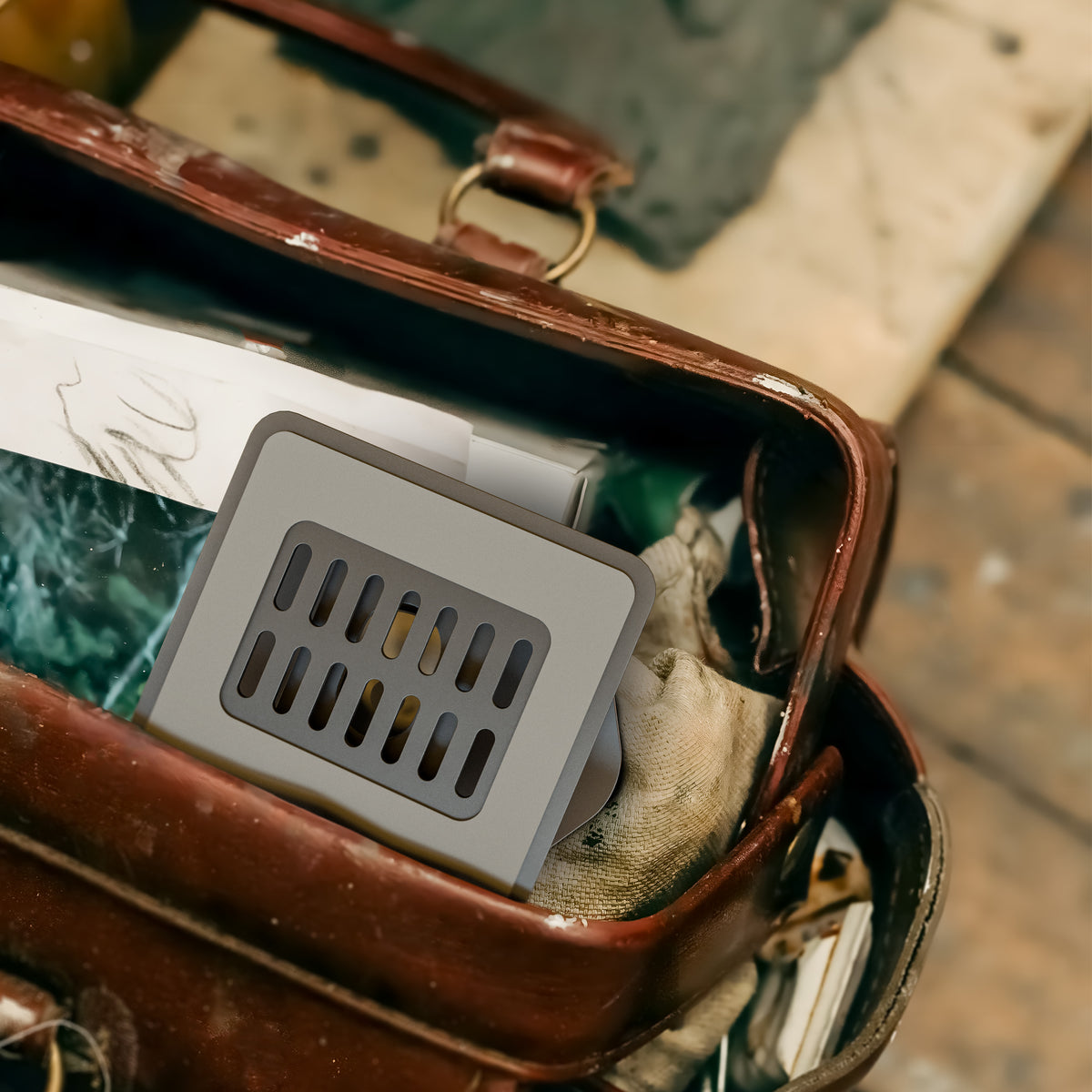 Opgevouwen Alpha Desk Companion in Titanium Grey in een leren tas