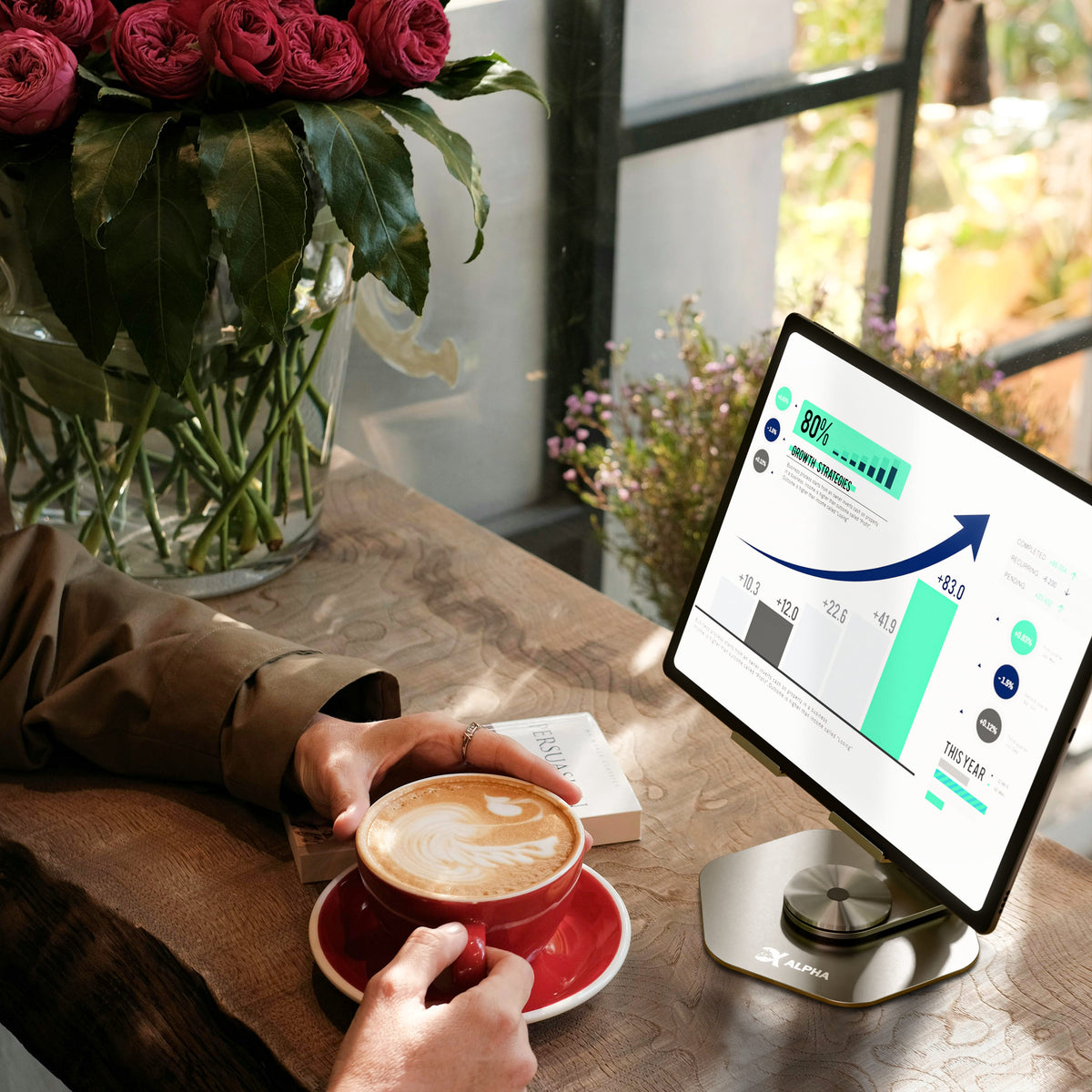 Alpha Desk Companion met tablet naast een kop koffie op tafel