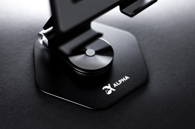 Zeshoekige basis van de Alpha Desk Companion in Obsidian Black met Alpha-logo