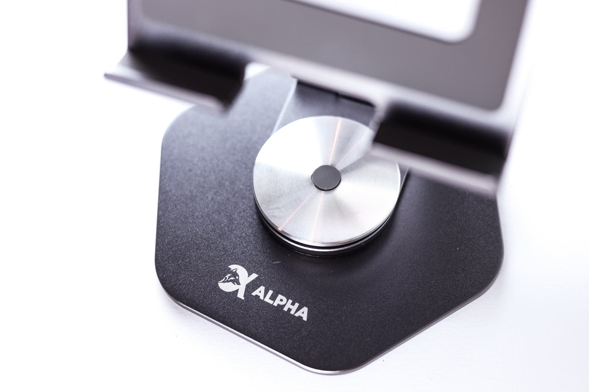 Close-up van de aluminium draaischijf van de Alpha Desk Companion tabletstandaard
